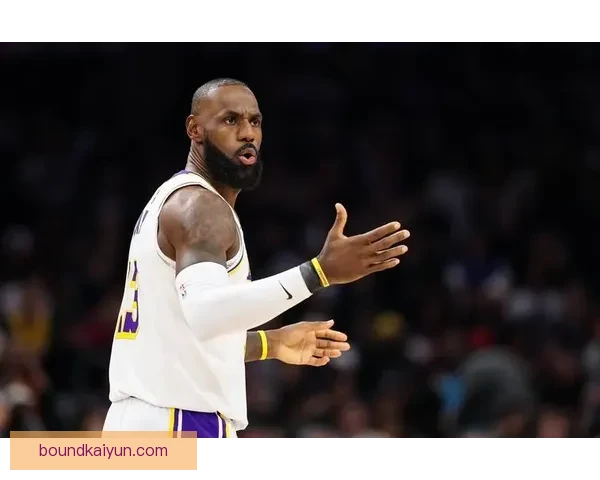 詹姆斯近期表现稳定，状态回暖引发球迷关注